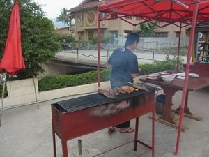 懐かしのミャンマーを行く (20) ニャウンシュエ 屋台の料理を優雅なホテルで