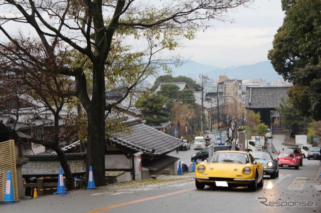 続々と高台寺に集まる参加車たち。先頭はフェラーリ・ディノ246GT