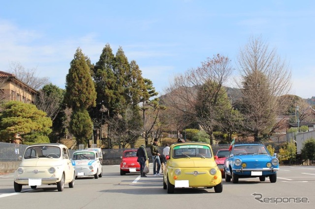 フィアット・500と同850クーペ(右)