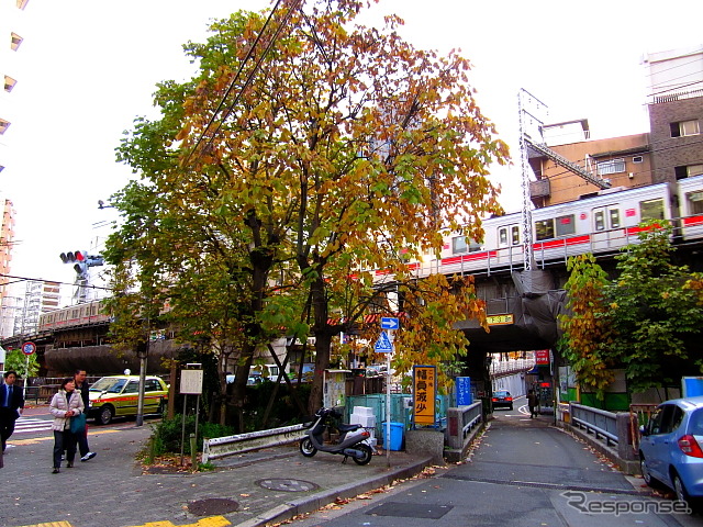 東横線が地下に沈む明治通り並木橋交差点付近