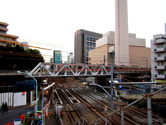 東横線電車がトラス橋を渡って山手線を越える光景もあとわずか
