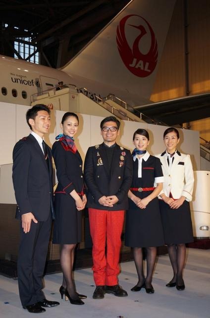 JAL新制服を初披露(写真中央:デザイナーの丸山敬太氏)