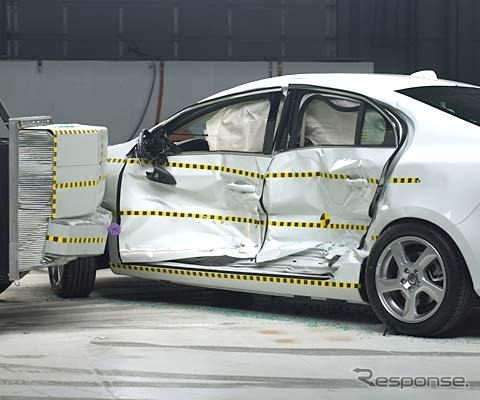 米IIHSが実施したボルボS60の衝突テスト