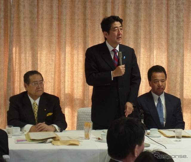 自民党の税制調査会幹部会合に出席した安倍晋三総裁