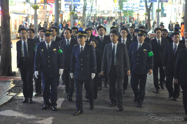 歌舞伎町セントラルロードを巡視する樋口警視総監ら」（21日・新宿区）