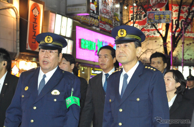 、歌舞伎町を廻る樋口警視総監（右）と星野英彦署長・左（21日・新宿区）