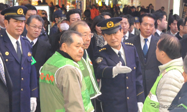 ボランティア活動の地域住民と話す樋口警視総監（21日・新宿区）