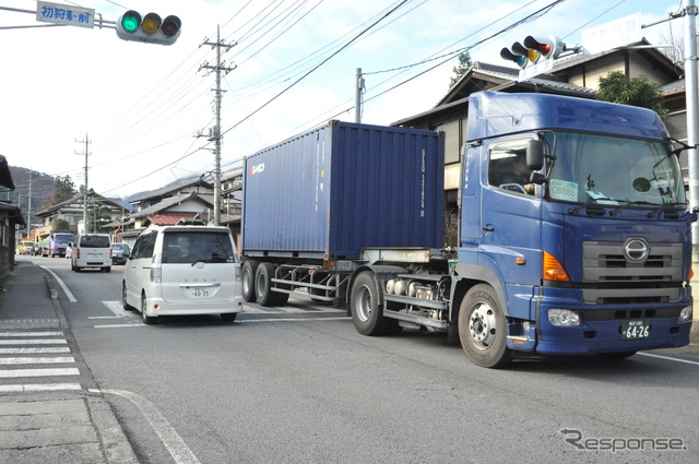 笹子トンネル天井板崩落事故による通行止めで渋滞する国道20号(山梨県大月市初狩駅前交差点)