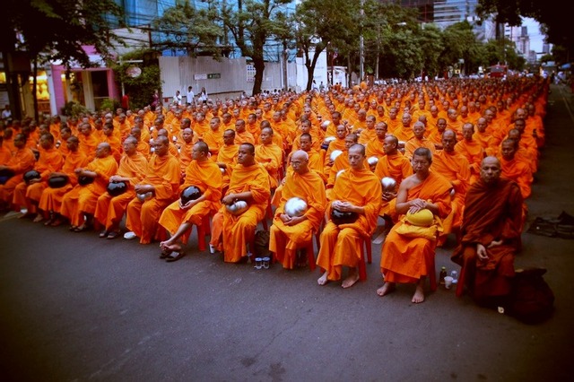 タイ国内の僧侶2555人が大集結!バンコクの日本人街で行われた大規模な托鉢がスゴイ!