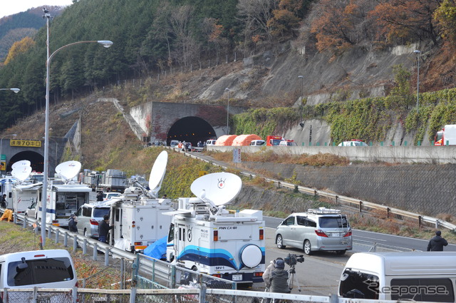 通行止めが続く笹子トンネル(山梨県)