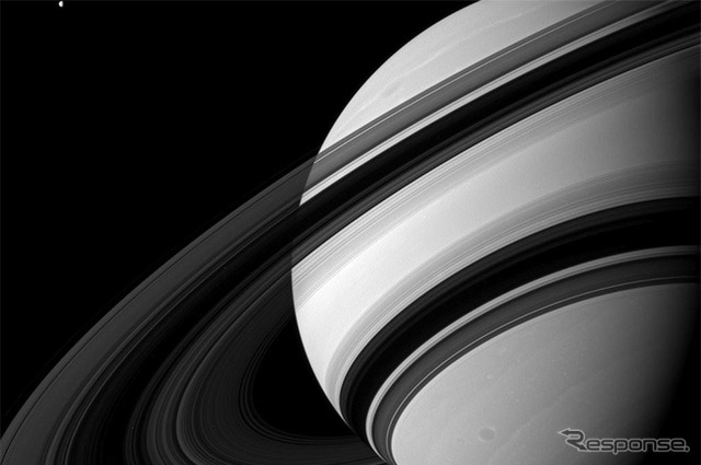 画像左上に見えるのが衛星ヤヌス
