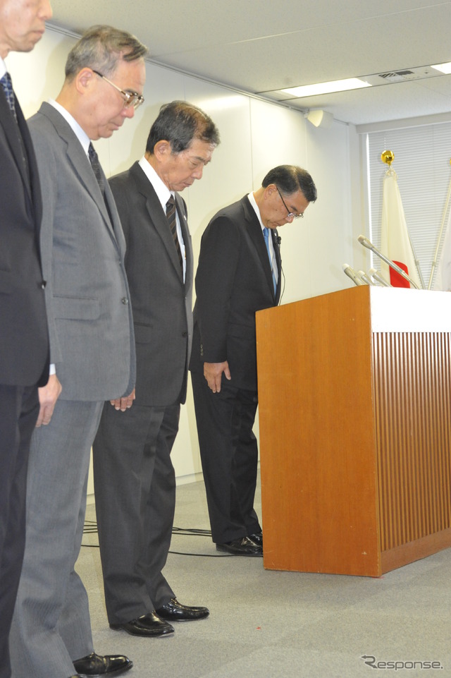 天井板崩落事故の9人の犠牲者に黙とうを捧げる中日本高速本社・金子剛一社長CEOら幹部（4日・名古屋市）