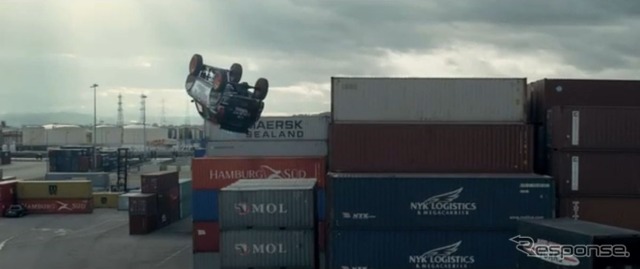 空中宙返りに挑むMINIクロスオーバー