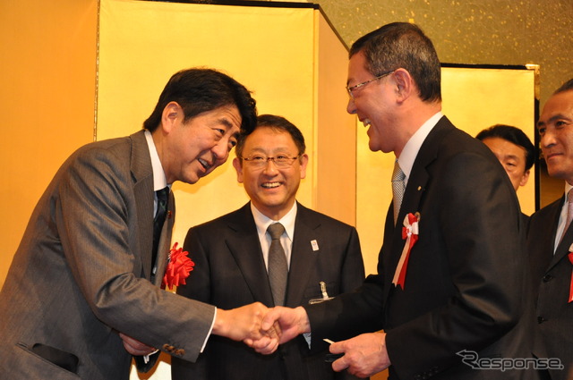 安倍首相と豊田章男自工会会長（中央）、富士重工業吉永泰之社長（右）