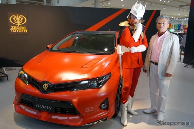 商品化が決定したシャア専用オーリス(写真:声優の池田秀一さんと芸人のぬまっちさん)