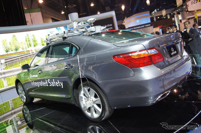 「LEXUS INTEGRATED SAFETY」を搭載したレクサス LS(CES13)