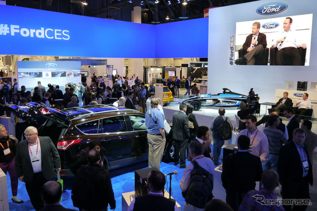 SYNCを中心として、プラグインハイブリッド車の展示も行われたフォードのCES会場