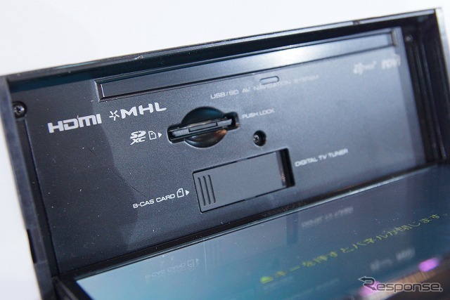 ケンウッドの「彩速ナビ」が一新。プラットホームも変更され、AndroidベースのOSとなった。CD/DVDドライブを省いたメカレスモデルもラインナップされている。