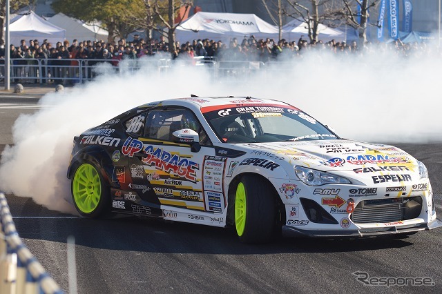 迫力あるD1のデモラン。狭い特設コースをフルに使って走り抜ける。