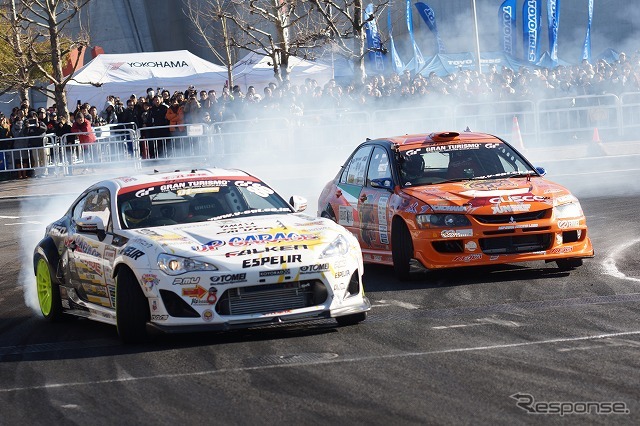 迫力あるD1のデモラン。狭い特設コースをフルに使って走り抜ける。