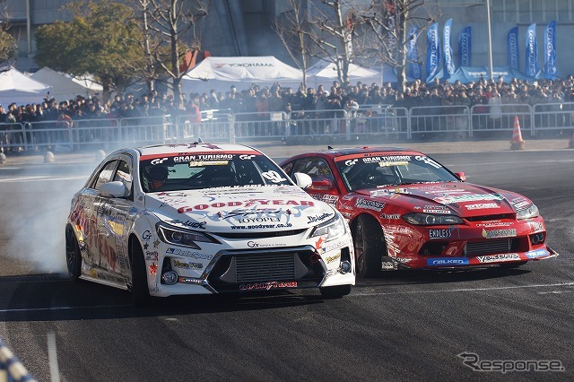 迫力あるD1のデモラン。狭い特設コースをフルに使って走り抜ける。