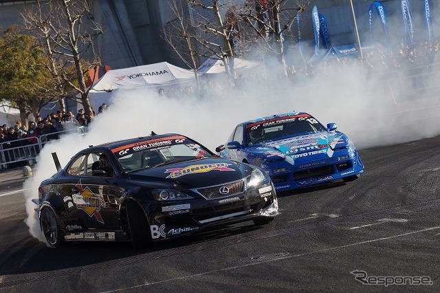 迫力あるD1のデモラン。狭い特設コースをフルに使って走り抜ける。