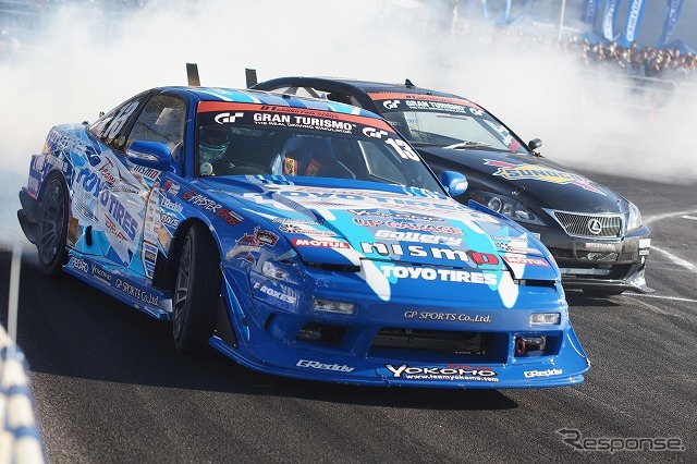 迫力あるD1のデモラン。狭い特設コースをフルに使って走り抜ける。