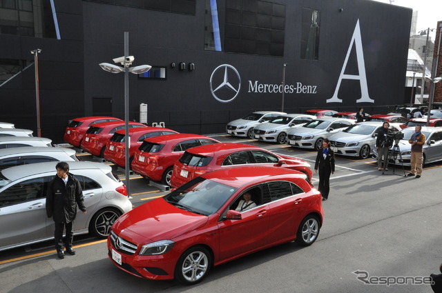 新型Aクラス発表会では、オーナー40人が集まり納車が大々的に行なわれた