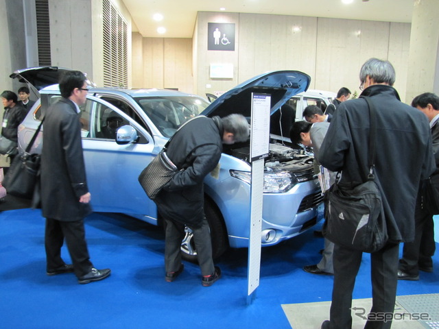 三菱自動車「アウトランダーPHEV」（オートモティブワールド2013）