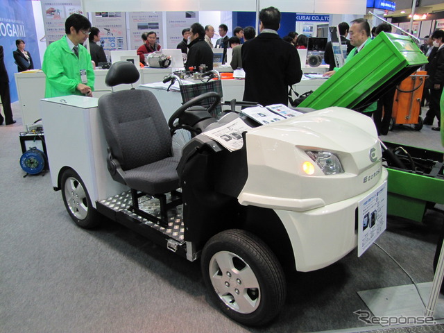 EVジャパンの車椅子ダイレクト乗車リフト付超小型モビリティ「エスモス」(オートモーティブワールド13)