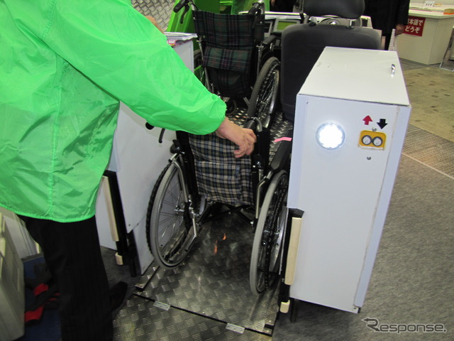 EVジャパンの車椅子ダイレクト乗車リフト付超小型モビリティ「エスモス」（オートモーティブワールド13）
