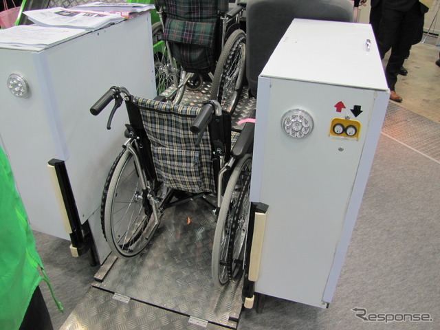 EVジャパンの車椅子ダイレクト乗車リフト付超小型モビリティ「エスモス」(オートモーティブワールド13)