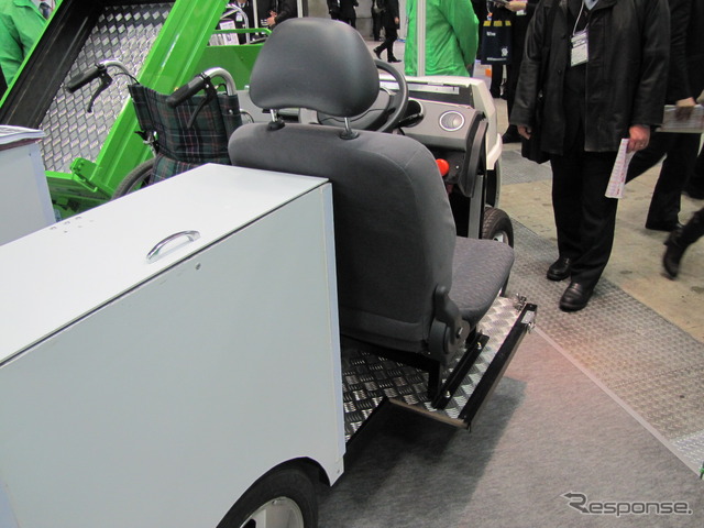 EVジャパンの車椅子ダイレクト乗車リフト付超小型モビリティ「エスモス」(オートモーティブワールド13)