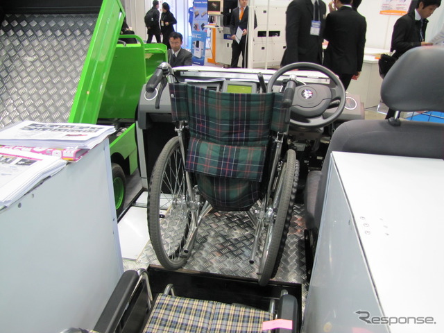 EVジャパンの車椅子ダイレクト乗車リフト付超小型モビリティ「エスモス」(オートモーティブワールド13)