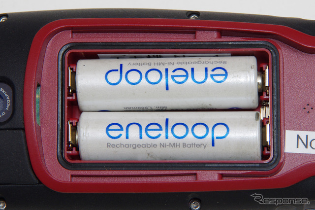 裏ブタを開けると単三乾電池が2本入るバッテリーケースがある。電池はニッケル水素やリチウムも使用可能。本体の厚みがあるのはこのバッテリーが大きな原因だが、充電などできない山岳地帯で何日も使用するためには、単三電池による駆動は必須条件だ。