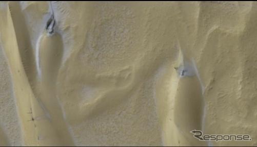 砂丘とドライアイスに覆われた火星の北極圏(動画キャプチャ)