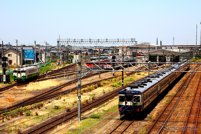 新津駅の留置線で休む「SLばんえつ物語」号用12系