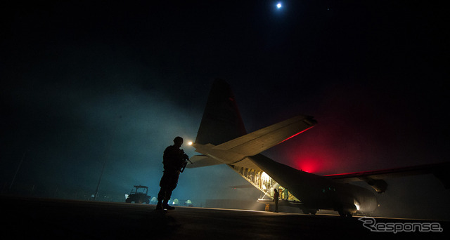 C-130J スーパー・ヘラクレスの周辺警戒を行う兵士の姿を公開