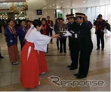 西鉄、観梅列車出発式で梅鉢贈呈