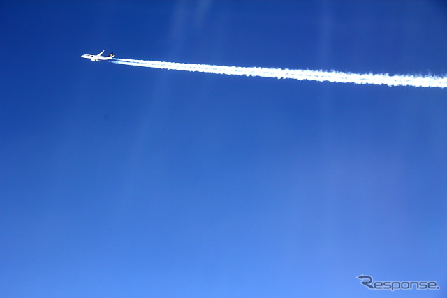 スカイマークのB737を追い越すJAL機から