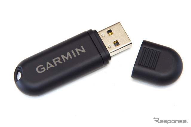 付属のUSB ANT+スティック。これをパソコンに接続し、ドライバのインストール、必要な設定をすると、データを自動的にGARMINコネクトにアップロードできる。