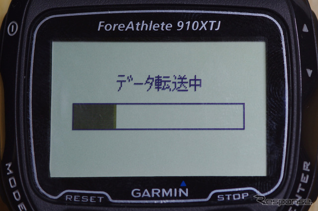 帰宅したら机の上に置いておけばこのように自動的にデータのアップロードが行われる。これは非常に便利。