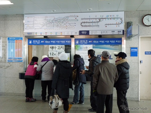東豆川(トンドゥチョン)駅の切符売場。白馬高地(ペンマゴジ)行きの列車に乗るためには、ここで改めて切符を購入しなければならない。
