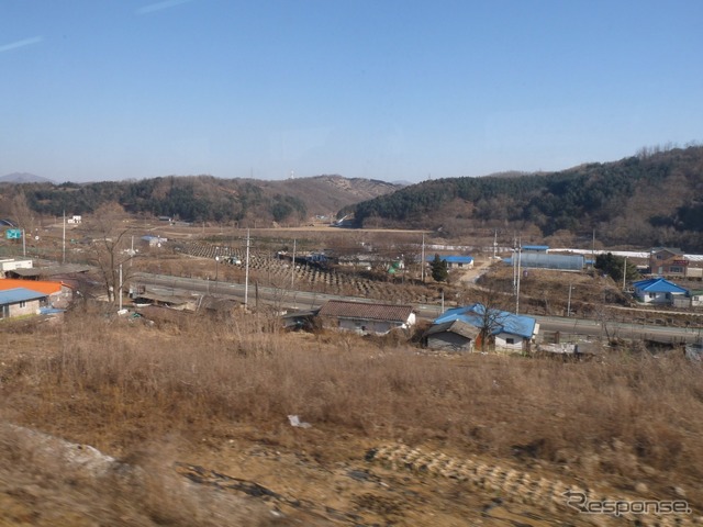 白馬高地(ペンマゴジ)行きトングン列車の車窓。のどかな田園地帯が広がっている。