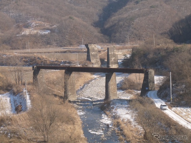 ルートが一部変わったため、南北分断前の旧線の名残もみられる。写真は朝鮮戦争以来放置されている旧線の橋りょう。