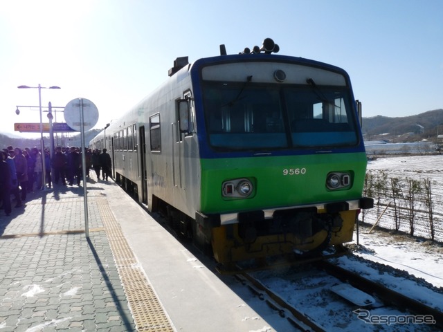 新炭里(シンタンリ)駅から7分ほどで終点の白馬高地(ペンマゴジ)駅に到着。乗客の多くは観光バスに乗り換えた。