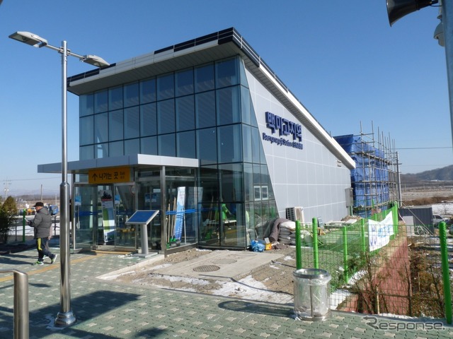 白馬高地(ペンマゴジ)駅の駅舎。改札口と待合スペースがあるだけの、小ぶりな駅舎だ。
