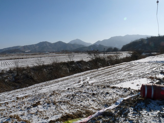 駅前は田園が広がっているだけだが、旧線の敷地が細長いくぼ地(写真中央)になって残っていた。