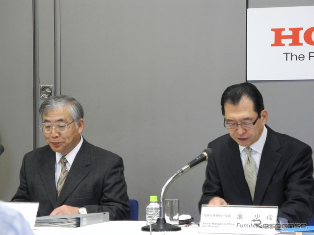 ホンダの2013年3月期第3四半期決算会見。岩村哲夫副社長（左）と池史彦専務
