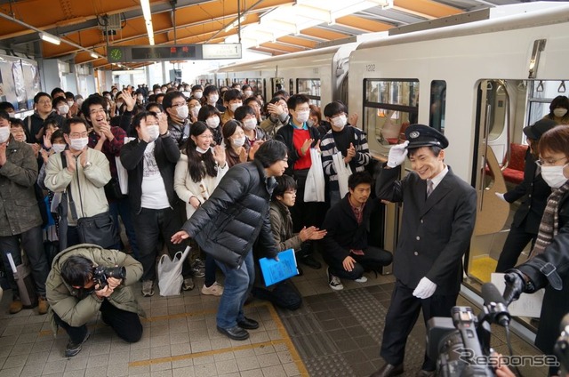 多摩都市モノレールの制服姿で、阿部敦さん登場